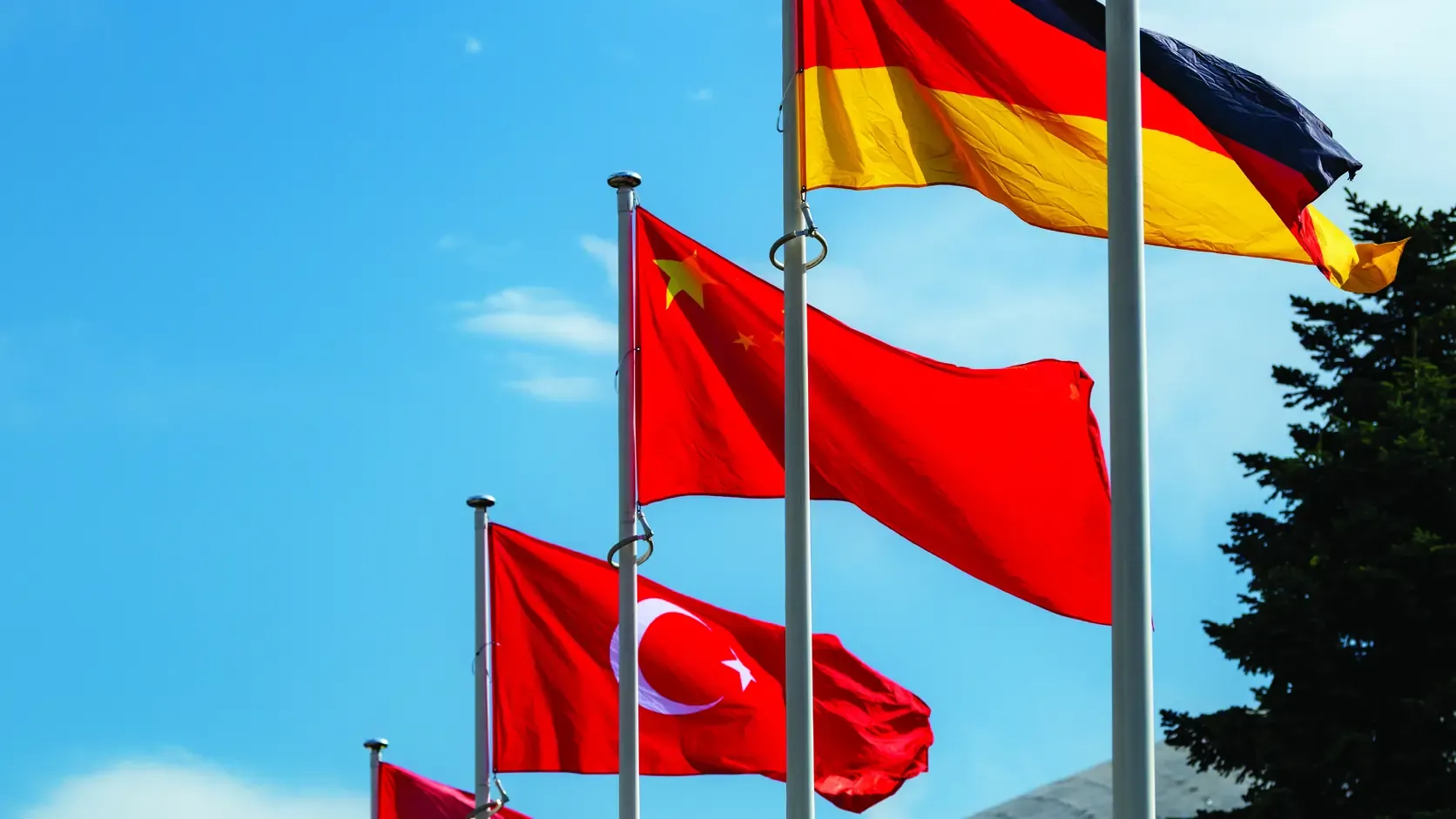 Farklı ülkelerin bayraklarının yan yana dalgalandığı görüntü